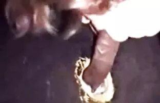 XXX 彼はビキニの男と一緒に来て、三人組を手配するために呼び出されました 女 友達 無 修正