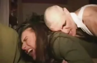 XXX ラッキーローストソファの上に三人の男の肛門と。 無 修正 女 複数